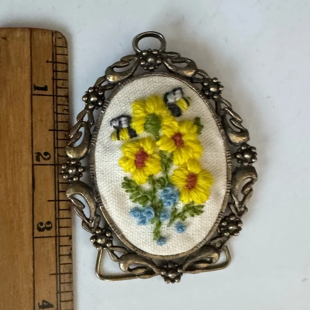 Framed Cross Stitch Crewel Floral Bees Handmade Grandma Cottagecore Filigree - Picture 5 of 5